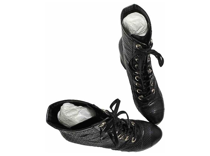 Stivali con lacci Chanel in pelle traforata nera Nero - vista 18