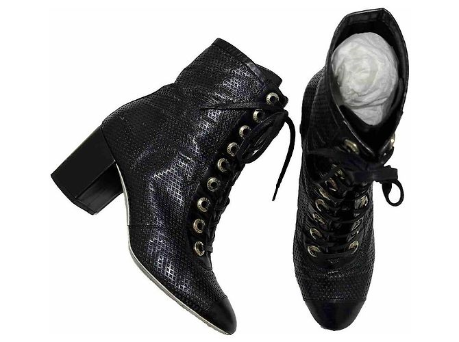 Stivali con lacci Chanel in pelle traforata nera Nero - vista 2