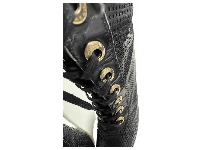 Stivali con lacci Chanel in pelle traforata nera Nero - vista 20