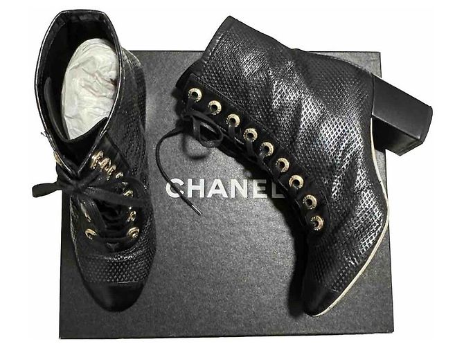 Stivali con lacci Chanel in pelle traforata nera Nero - vista 3