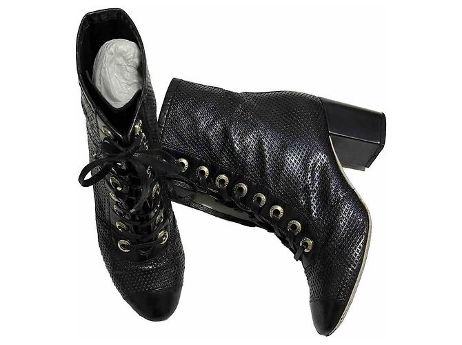 Stivali con lacci Chanel in pelle traforata nera Nero - vista 4