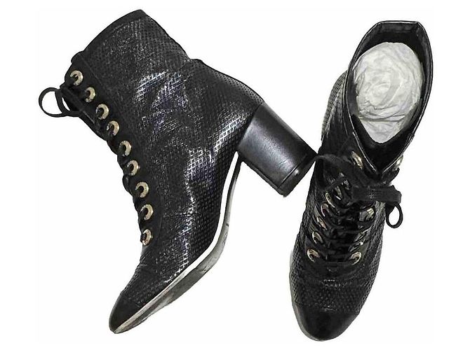 Stivali con lacci Chanel in pelle traforata nera Nero - vista 6