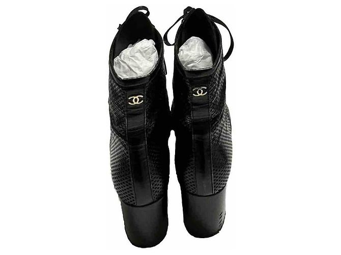 Stivali con lacci Chanel in pelle traforata nera Nero - vista 7
