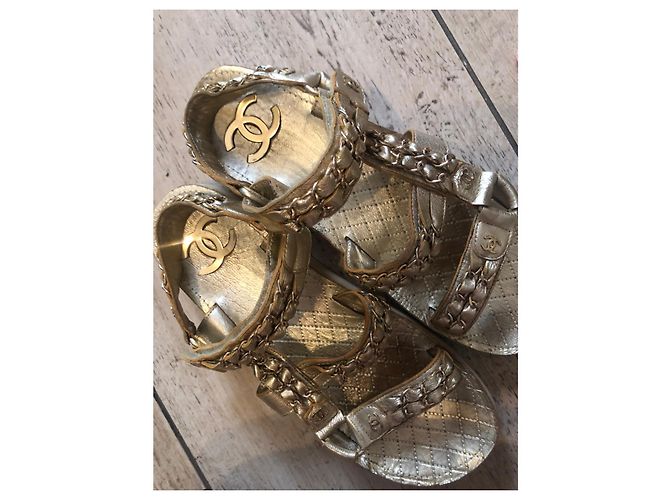 Sandali Chanel in pelle dorata D'oro - vista 2