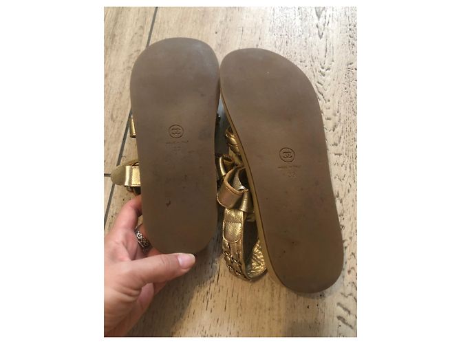 Sandali Chanel in pelle dorata D'oro - vista 3