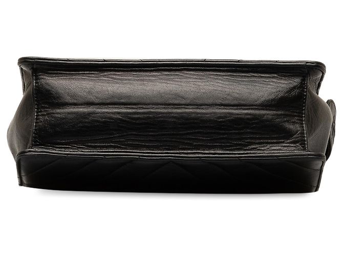 Borsa a tracolla Chanel in pelle di agnello Chevron nera Nero - vista 4