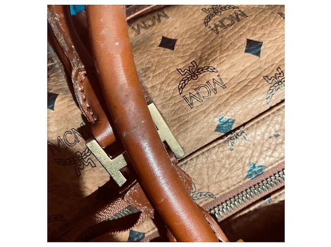 Borsa a tracolla in pelle sintetica marrone MCM Vicetos Logogram Boston Bag. - vista 2