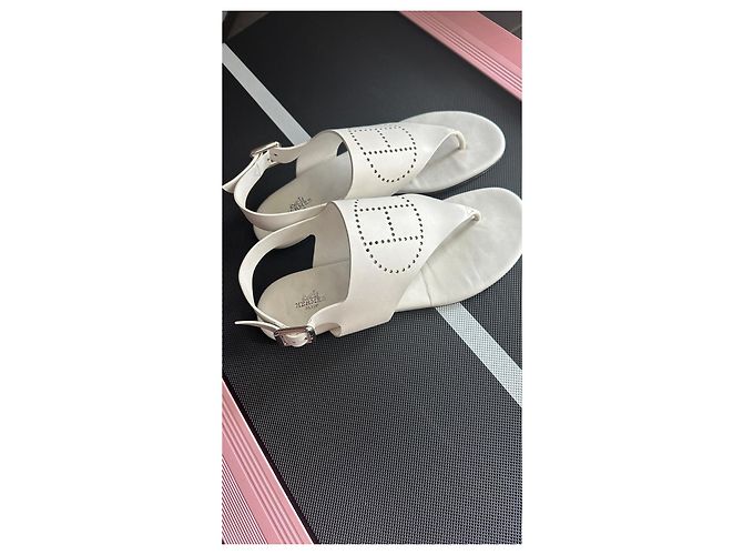 Sandali Hermès Kola Thong in pelle bianca Bianco - vista 2