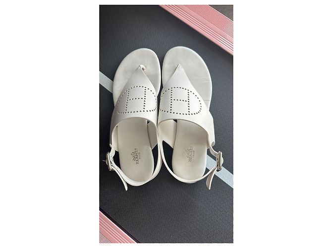 Sandali Hermès Kola Thong in pelle bianca Bianco - vista 3
