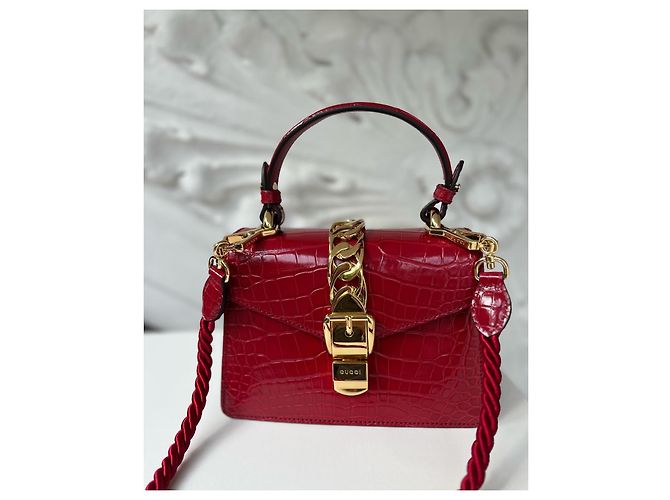 Gucci Edizione limitata Sylvie chain top handle in vero coccodrillo Pre-fall 2019 Rosso - vista 4