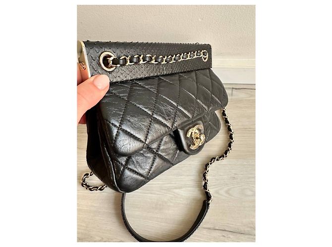 Timeless Bolso de mano Chanel de cuero y pitón negro - vista 3