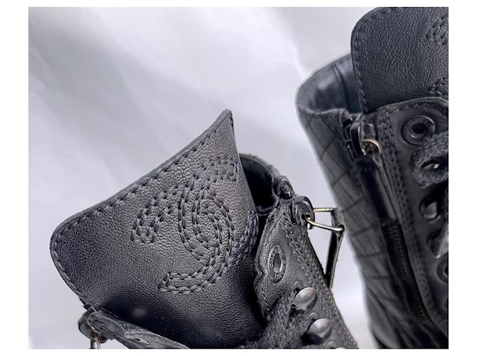 Chanel Iconici stivali da combattimento CC Nero - vista 2