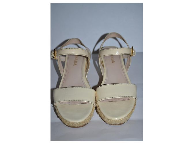 Sandali Prada in vernice color crema 36 IT - vista 2