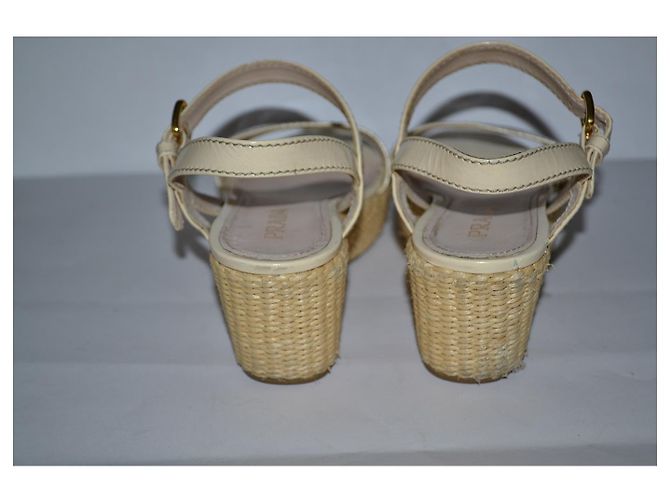 Sandali Prada in vernice color crema 36 IT - vista 3