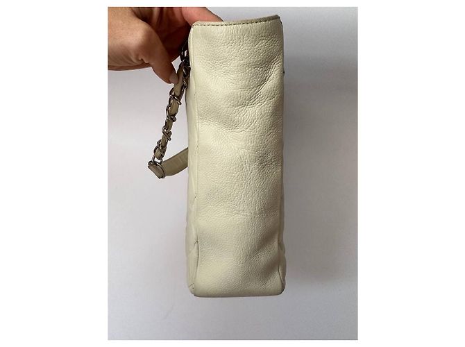Borsa Chanel Petit Shopping in Pelle Bianca Bianco Bianco sporco - vista 3