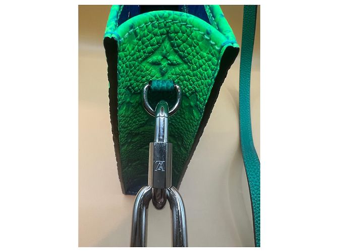 Borsa LOUIS VUITTON Monogram Taurillon Illusion Sac Plat XS M81221 Verde - vista 10