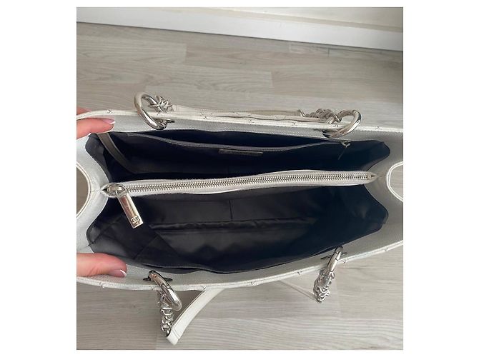 Mademoiselle Borsa Shopping Chanel in pelle caviar bianca Bianco - vista 4