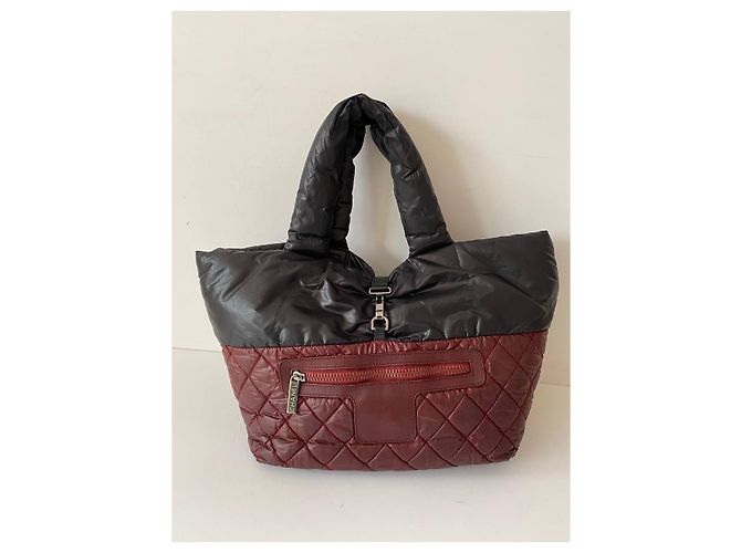 Cocoon Bolso Chanel Cocon Reversible de Nylon Negro Burdeos - vista 4