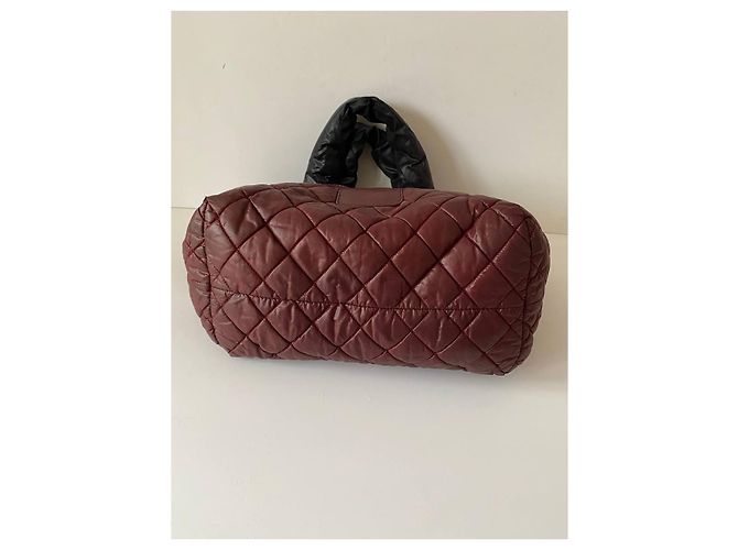 Cocoon Bolso Chanel Cocon Reversible de Nylon Negro Burdeos - vista 6