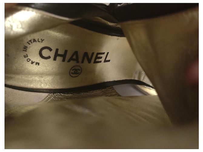 Stivaletti Chanel in pelle nero e beige - vista 2