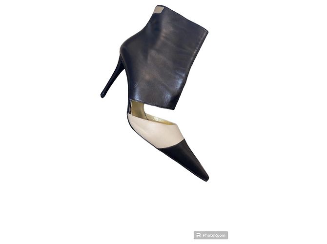 Stivaletti Chanel in pelle nero e beige - vista 8