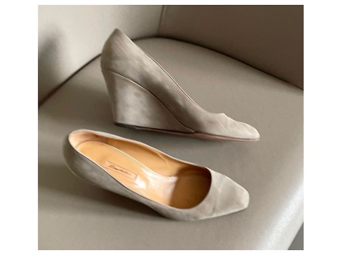 Décolleté con zeppa Santoni in camoscio beige - vista 7