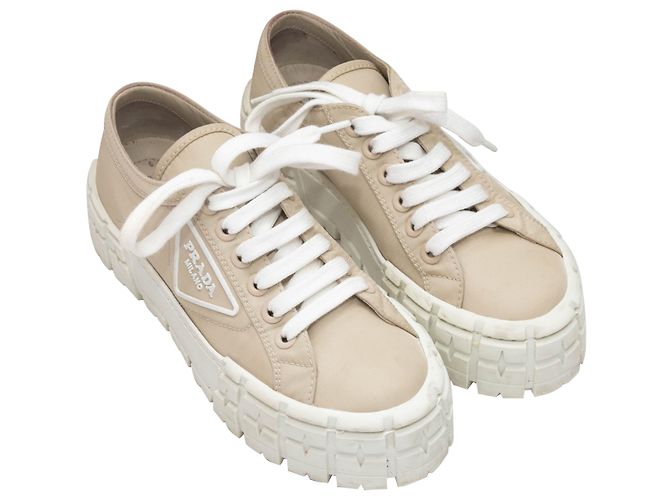 Double Scarpe da ginnastica con plateau in re-nylon con ruote foderate Prada beige e bianche Taglia 38 - vista 2