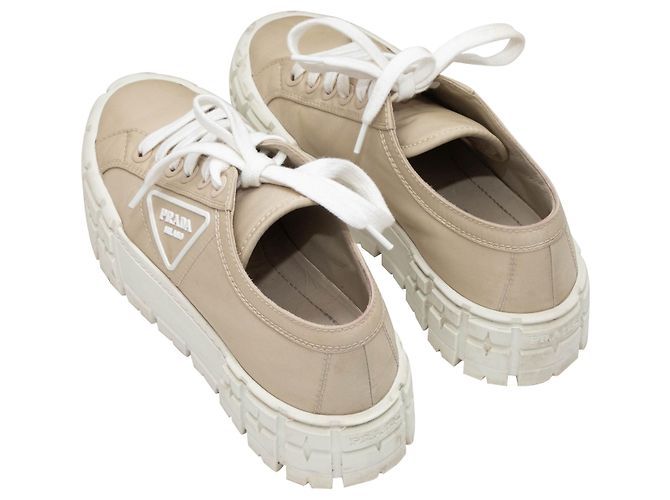 Double Scarpe da ginnastica con plateau in re-nylon con ruote foderate Prada beige e bianche Taglia 38 - vista 3