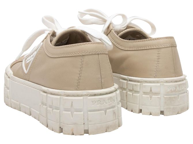 Double Scarpe da ginnastica con plateau in re-nylon con ruote foderate Prada beige e bianche Taglia 38 - vista 4