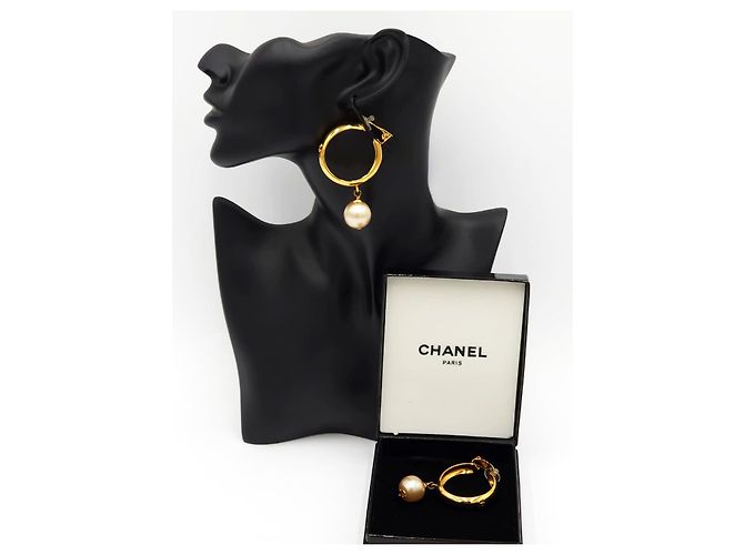 Cambon Orecchini a cerchio vintage Chanel Coco bianchi con perle. Gold hardware - vista 4