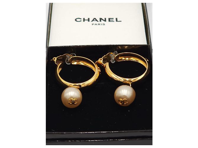 Cambon Orecchini a cerchio vintage Chanel Coco bianchi con perle. Gold hardware - vista 5