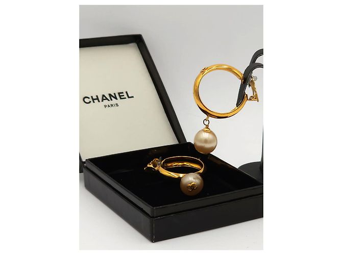 Cambon Orecchini a cerchio vintage Chanel Coco bianchi con perle. Gold hardware - vista 6
