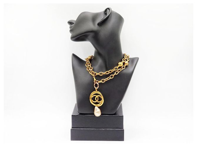 Coco Crush Collana con ciondolo Chanel 36 CC Pearl Gold hardware - vista 2