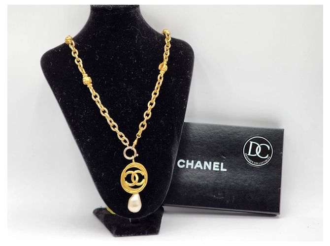 Coco Crush Collana con ciondolo Chanel 36 CC Pearl Gold hardware - vista 3