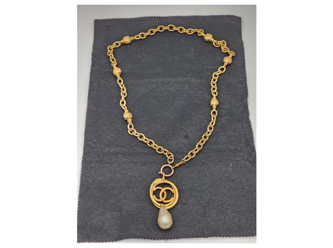 Coco Crush Collana con ciondolo Chanel 36 CC Pearl Gold hardware - vista 4