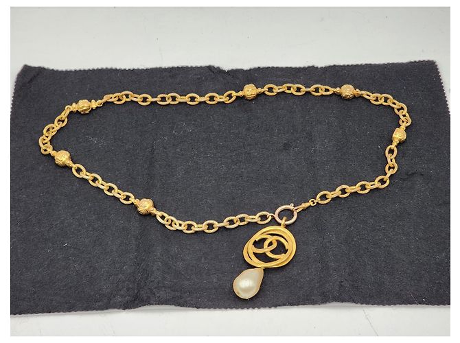 Coco Crush Collana con ciondolo Chanel 36 CC Pearl Gold hardware - vista 5