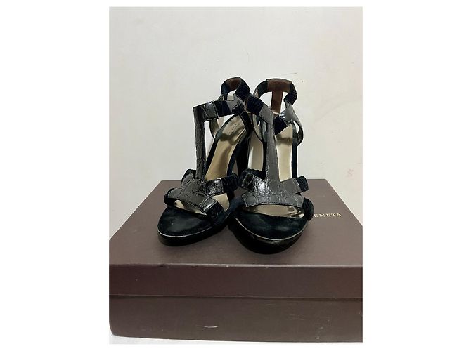 Bottega Veneta Sandali con tacco alto in caimano e velluto Nero - vista 6