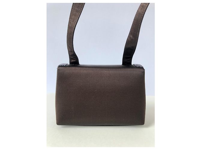 Bolsa Chanel em cetim cor chocolate com pérolas Marrom - vista 2