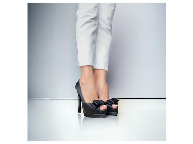 Décolleté Fendi con plateau in raso nero e fiocco 37.5 - vista 13