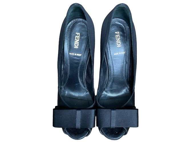 Décolleté Fendi con plateau in raso nero e fiocco 37.5 - vista 4