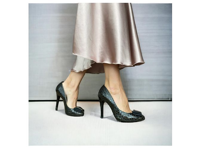 Dolce & Gabbana Black Python Leather Bow Pumps - view 13