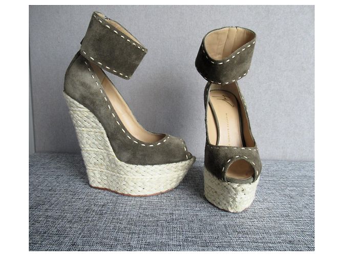 Sandali con zeppa in camoscio color kaki di Giuseppe Zanotti Cachi - vista 2