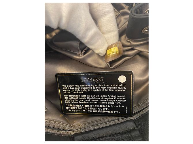 Chanel Piccola Borsa Tote in Pelle di Agnello Nera Morbida con Perle e Finiture Argento Nero Silver hardware - vista 10