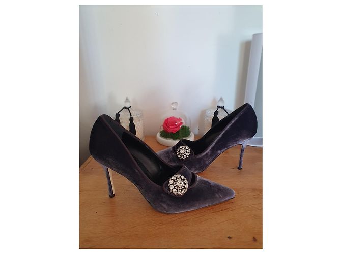 Décolleté Manolo Blahnik Decebalo in velluto grigio con fiocco Swarovski - vista 2