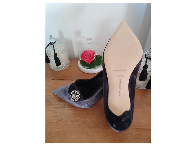 Décolleté Manolo Blahnik Decebalo in velluto grigio con fiocco Swarovski - vista 3
