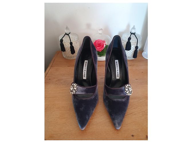 Décolleté Manolo Blahnik Decebalo in velluto grigio con fiocco Swarovski - vista 4