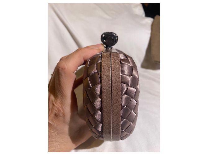 Clutch Bottega Veneta Knot in seta color sabbia - vista 7