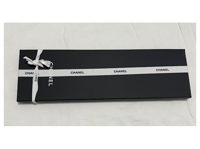 Pañuelo Bandeau Chanel Logo Negro y Blanco de Seda - vista 3