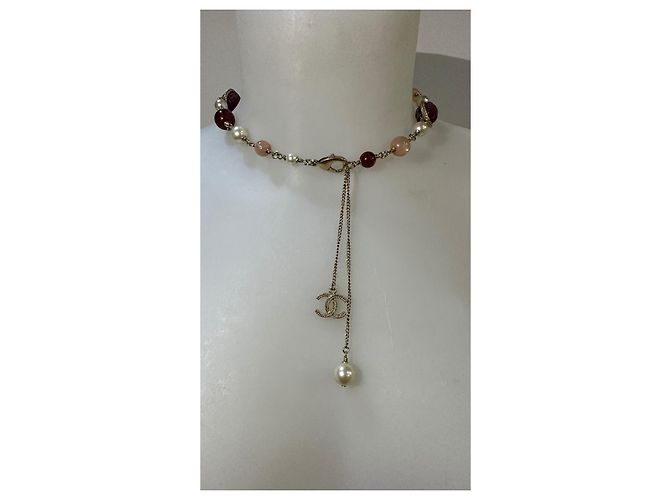 Collana Chanel con perle e pendente CC in tweed dorato D'oro - vista 2