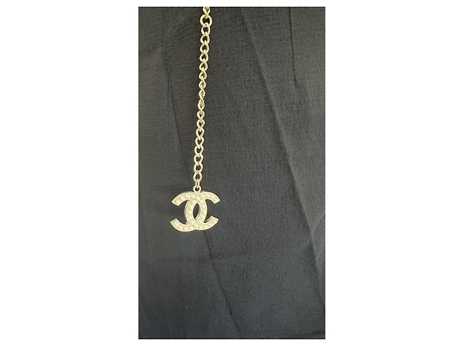 Cintura lunga Chanel in metallo dorato con perle e ritratto Coco Chanel D'oro - vista 3